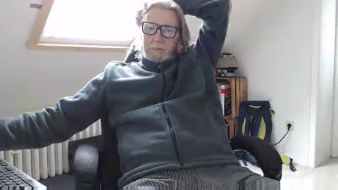 Snapshot of wyattearp64 chatting on November 18, 2025, 12:42 pm WyattEarp64 online show from November 18, 2025, 12:42 pm