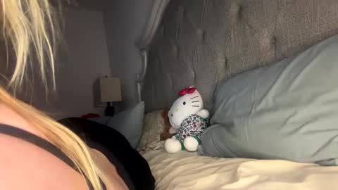 Snapshot of x_dreamgirl_x chatting on January 11, 2025, 10:51 pm Mariah online show from January 11, 2025, 10:51 pm