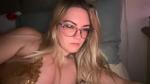 Snapshot of x_dreamgirl_x chatting on February 9, 2025, 8:22 am Mariah online show from February 9, 2025, 8:22 am