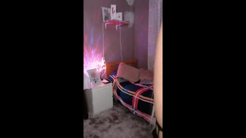 Snapshot of xararouxxx chatting on October 5, 2025, 7:34 pm S A R A 100K followers online show from October 5, 2025, 7:34 pm