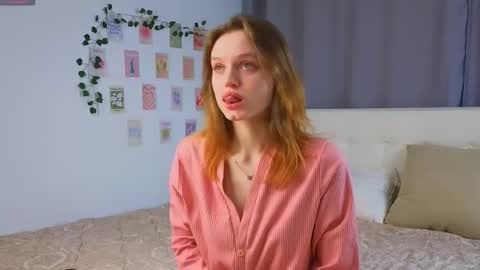 Luna and Lina online show from December 3, 2025, 4:20 am