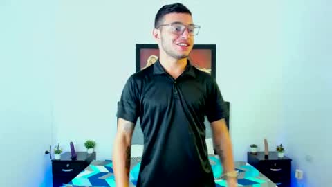 Snapshot of xxhoty0ung_boysxx chatting on February 18, 2025, 2:38 pm David and Mike online show from February 18, 2025, 2:38 pm