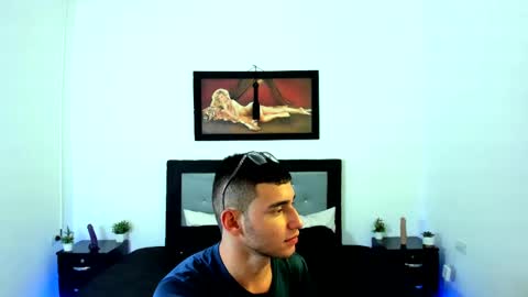 Snapshot of xxhoty0ung_boysxx chatting on February 24, 2025, 2:37 pm David and Mike online show from February 24, 2025, 2:37 pm