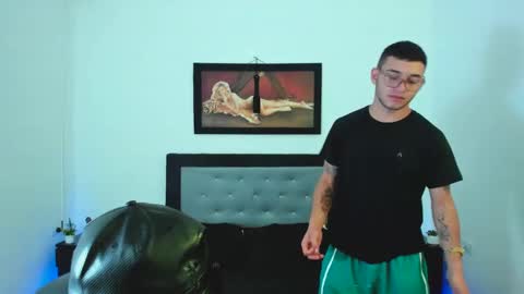 Snapshot of xxhoty0ung_boysxx chatting on February 25, 2025, 9:24 pm David and Mike online show from February 25, 2025, 9:24 pm