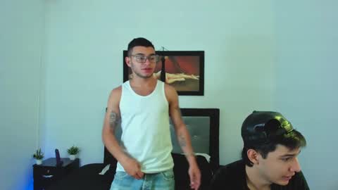 Snapshot of xxhoty0ung_boysxx chatting on February 26, 2025, 2:25 pm David and Mike online show from February 26, 2025, 2:25 pm