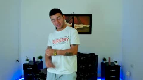 Snapshot of xxhoty0ung_boysxx chatting on March 5, 2025, 2:45 pm David and Mike online show from March 5, 2025, 2:45 pm