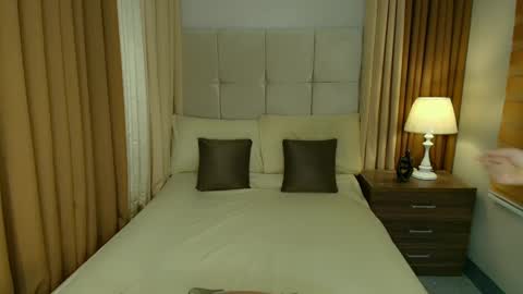 Snapshot of yanny_xoxo chatting on February 6, 2025, 2:33 am Allisonn online show from February 6, 2025, 2:33 am