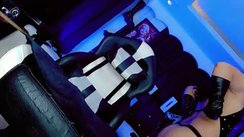 yarethrousss online show from April 17, 2026, 6:49 am