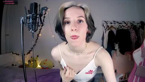 Snapshot of yellow_songbird chatting on March 5, 2025, 4:24 pm Liya online show from March 5, 2025, 4:24 pm