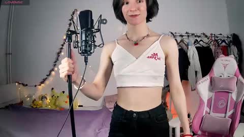 Snapshot of yellow_songbird chatting on March 7, 2025, 4:22 pm Liya online show from March 7, 2025, 4:22 pm