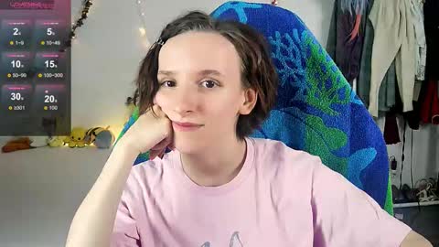 Snapshot of yellow_songbird chatting on October 31, 2025, 5:14 pm Liya online show from October 31, 2025, 5:14 pm