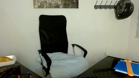 Snapshot of yera_carey chatting on October 14, 2025, 12:17 pm Yera online show from October 14, 2025, 12:17 pm