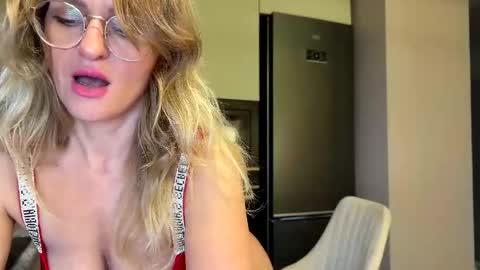 Snapshot of yes_mommy_zlata chatting on September 25, 2025, 6:33 pm Zlata online show from September 25, 2025, 6:33 pm