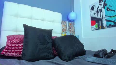 Snapshot of yiyo10_ chatting on November 6, 2025, 8:43 pm Yiyo online show from November 6, 2025, 8:43 pm