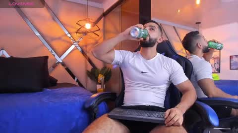 Yiyo online show from April 25, 2026, 4:26 am