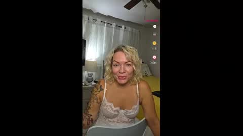 Snapshot of yogimilflover chatting on October 8, 2025, 1:14 am Yogiblondebangme online show from October 8, 2025, 1:14 am