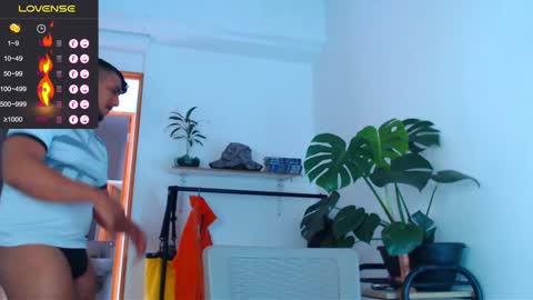 Snapshot of yosoy_enzo2020 chatting on January 7, 2025, 6:35 pm Enzo online show from January 7, 2025, 6:35 pm