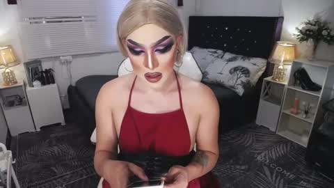 Snapshot of yourlivingonurdream chatting on January 16, 2025, 8:33 am -- online show from January 16, 2025, 8:33 am