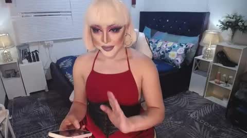 Snapshot of yourlivingonurdream chatting on February 6, 2025, 8:50 am -- online show from February 6, 2025, 8:50 am