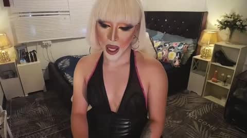 Snapshot of yourlivingonurdream chatting on February 14, 2025, 8:42 am -- online show from February 14, 2025, 8:42 am