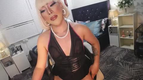 Snapshot of yourlivingonurdream chatting on February 18, 2025, 9:43 am -- online show from February 18, 2025, 9:43 am