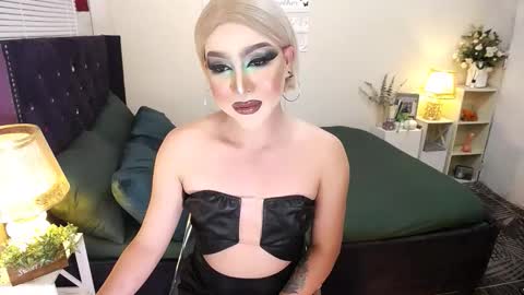 Snapshot of yourlivingonurdream chatting on September 18, 2025, 2:19 pm -- online show from September 18, 2025, 2:19 pm