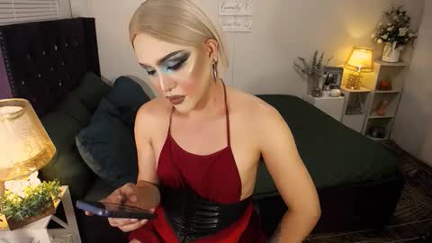 Snapshot of yourlivingonurdream chatting on October 3, 2025, 10:18 pm -- online show from October 3, 2025, 10:18 pm