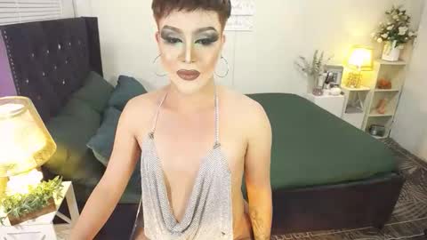 Snapshot of yourlivingonurdream chatting on October 14, 2025, 6:36 am -- online show from October 14, 2025, 6:36 am