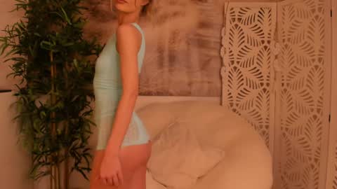 Snapshot of yourmidnightcoffee chatting on January 28, 2025, 8:26 pm Sarah online show from January 28, 2025, 8:26 pm