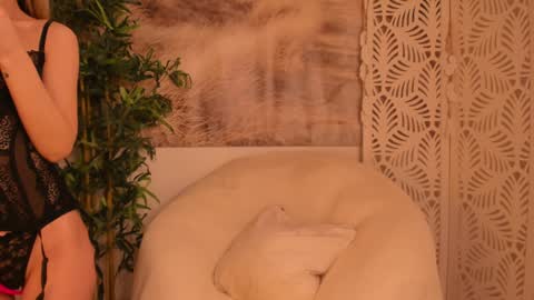 Snapshot of yourmidnightcoffee chatting on March 7, 2025, 2:15 am Sarah online show from March 7, 2025, 2:15 am