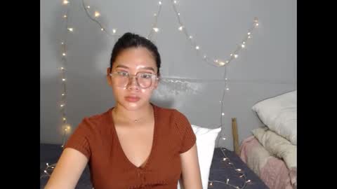 yoursexy_reb online show from December 17, 2025, 4:02 pm