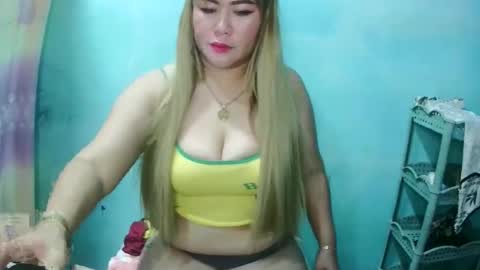 Snapshot of yummy_via chatting on February 13, 2026, 12:56 pm yummy_via online show from February 13, 2026, 12:56 pm