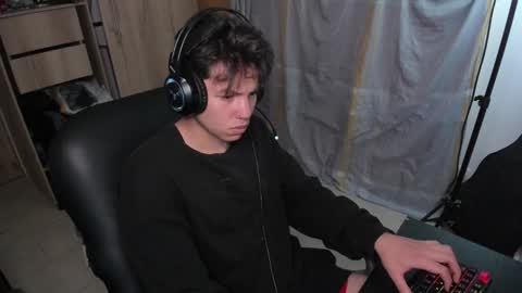 yurii_moody online show from December 3, 2024, 2:25 am