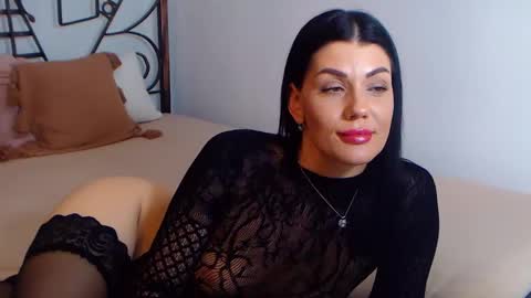 Snapshot of yvonneeverlee chatting on December 16, 2024, 12:37 am I V Y online show from December 16, 2024, 12:37 am