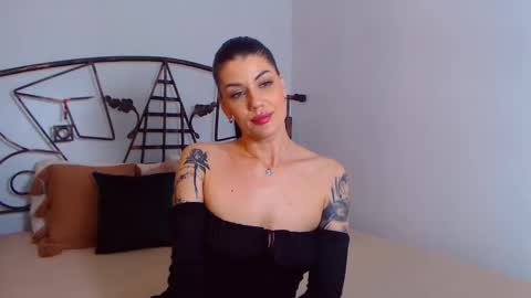 Snapshot of yvonneeverlee chatting on January 27, 2025, 12:12 am I V Y online show from January 27, 2025, 12:12 am