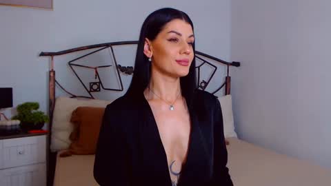 Snapshot of yvonneeverlee chatting on February 15, 2025, 9:37 pm I V Y online show from February 15, 2025, 9:37 pm