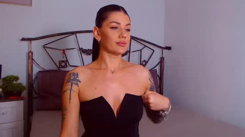 Snapshot of yvonneeverlee chatting on September 18, 2025, 7:38 pm I V Y online show from September 18, 2025, 7:38 pm