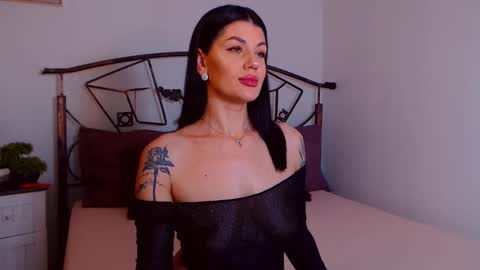 Snapshot of yvonneeverlee chatting on November 3, 2025, 8:43 pm I V Y online show from November 3, 2025, 8:43 pm