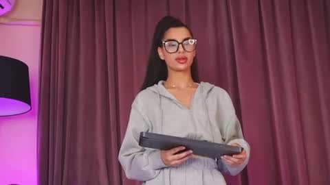 zariaavera online show from May 9, 2026, 5:23 am