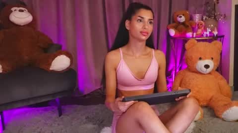 zariaavera online show from May 15, 2026, 11:45 pm