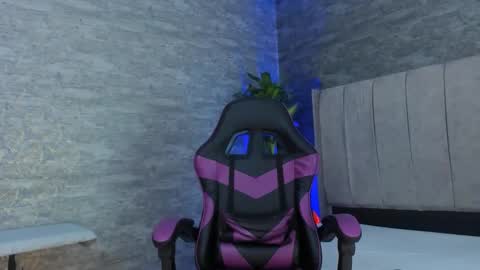 Snapshot of zayne_cross chatting on October 17, 2025, 5:43 am Zayn Cross online show from October 17, 2025, 5:43 am