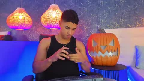 Snapshot of zayne_cross chatting on October 24, 2025, 5:37 am Zayn Cross online show from October 24, 2025, 5:37 am