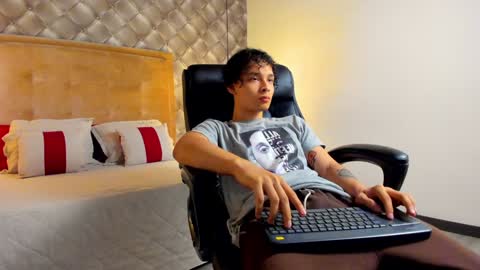 Snapshot of zeusjeff chatting on January 7, 2025, 7:06 pm zeus online show from January 7, 2025, 7:06 pm