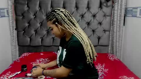 zeynep_20_ online show from November 14, 2025, 12:48 pm