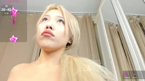 zirael_swan online show from January 19, 2026, 2:26 am