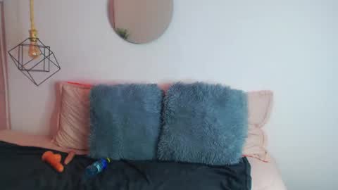 zoe__baker online show from April 20, 2026, 1:47 pm