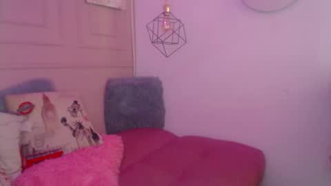 zoe__baker online show from April 30, 2026, 4:02 pm