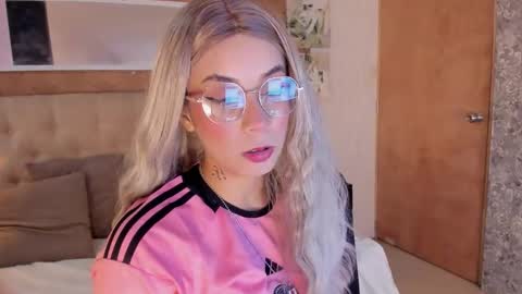 ZOEE online show from September 23, 2025, 7:39 pm