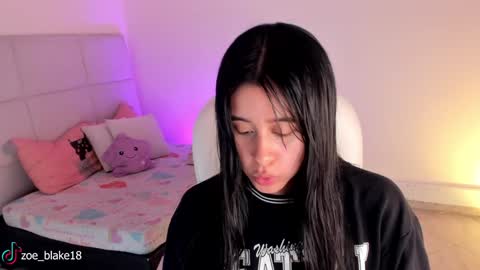 Snapshot of zoe_blake18 chatting on December 15, 2024, 2:59 pm Zoe online show from December 15, 2024, 2:59 pm