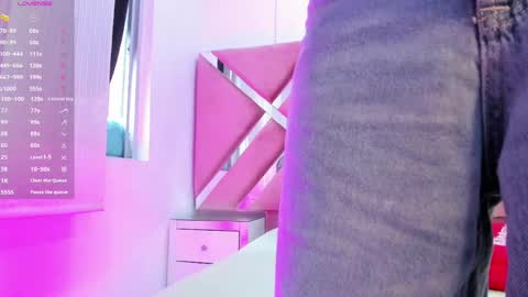 zoe_evaanss_ online show from June 1, 2026, 7:37 pm